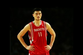 KAIYUN 中国大陆-“未来之星：青少年足球运动员崭露头角”，未来之星足球队的教练和小队员正在研究